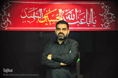 علی طالب‌زاده، 44 ساله، شغل آزاد، از 2 سالگی روضه می‌رفته است. می‌گویم: امام حسین، می‌گوید:
ای بدن تو غرق خون
ای سر و روت لاله گون
با چه خضاب کرده‌ای
خون که حنا نمی‌شود