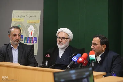 رونمایی از مجموعه مقالات همایش شهید سلیمانی و مکتب انتظار و مقاومت