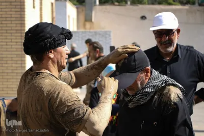 آیین «گل‌مالی» صبح عاشورا در فولادشهر اصفهان