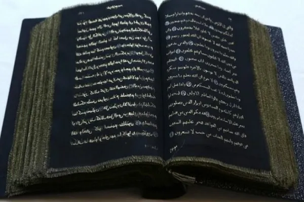 Kur'an-ı Kerim'i ipek sayfalara işledi