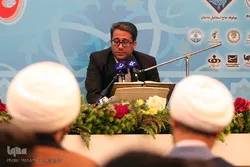 مقرئ إیراني یرفض التقلید من أکثر من قارئ