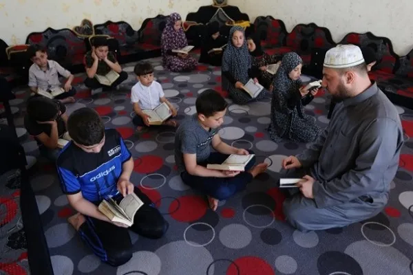 Filistinli Neccar, camilerin kapalı olduğu Gazze'de evinde hafız yetiştiriyor