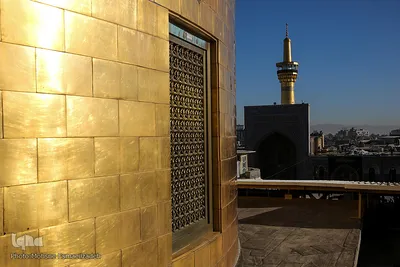 تعویض پرچم گنبد حرم امام رضا(ع)
