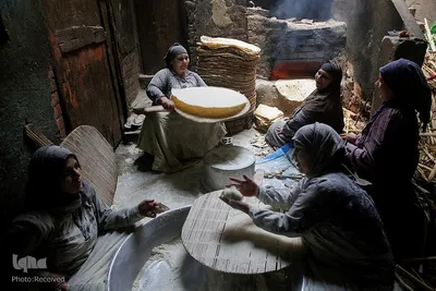تهیه و پخت غذای سنتی ویژه ماه مبارک رمضان توسط جمعی از زنان مصری