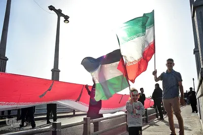زنجیره انسانی در محکومیت تهدیدات حمله به پل‌ها و نیروگاه‌ها در اهواز