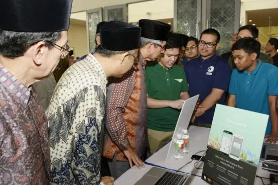 Orang-orang yang Berpuasa di Malaysia Pergi ke Masjid dengan Carpooling