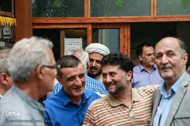 همه ی کسبه منطقه تکیه ملک آباد ظهر ها در مسجد جمع می شوند