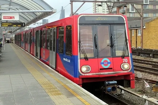 London qatar stansiyasında baş örtülü qadına irqçi hücum olub