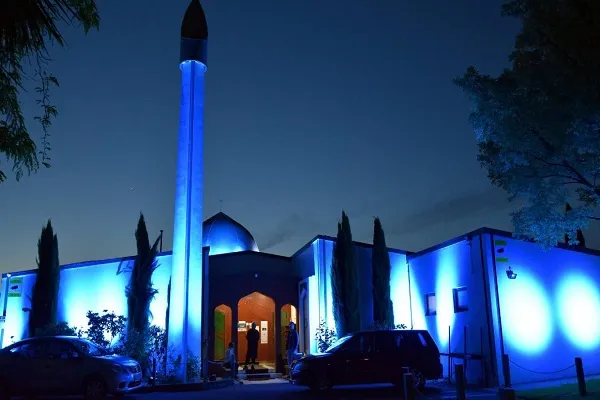 Dünya çocuk günü vesilesiyle Yeni Zelanda’da bir camii ışıklandırıldı