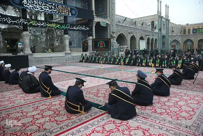 Schwarze Trauerflagge auf Kuppel des Heiligtums von Fatima Masuma