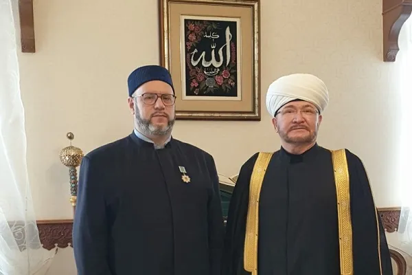 Муфтий Шейх Равиль Гайнутдин вручил сегодня высокую награду Раису хазрату Билалову