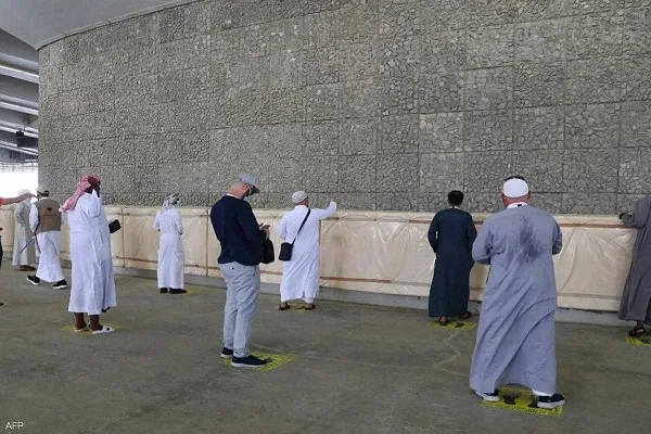 الحجاج يرمون جمرة العقبة في أول أيام عيد الأضحى