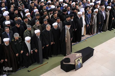 اقامه نماز بر پیکر مرحوم آیت الله هاشمی‌شاهرودی توسط رهبر انقلاب