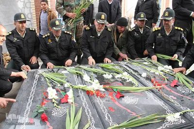 گلباران قبور شهدا در آستانه چهلمین سال انقلاب در شهرکرد