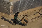 اینجا نان کسی آجر نمی‌شود، اینجا آجرها نان می‌شوند