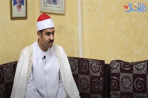 پزشک داروساز مصری از انس با قرآن می‌گوید + فیلم تلاوت