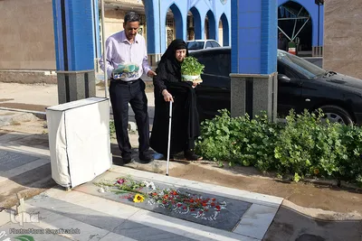 مادرانه هایی عاشقانه بر مزار تک فرزند شهیدم