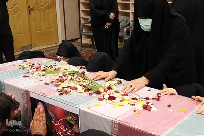 وداع خانواده سردار شهید عبدالله اسکندری با پیکر مطهر سیدالشهداء مدافعین‌حرم استان فارس