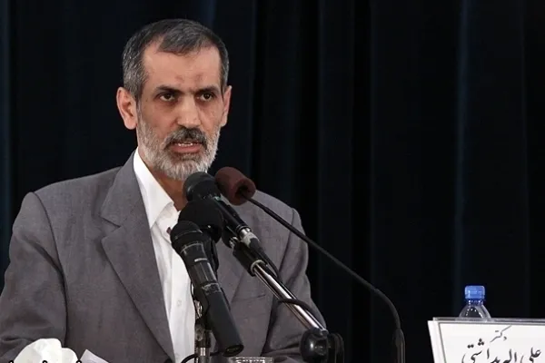 فارابی رئیس مدینه فاضله را امام و نبی می‌داند