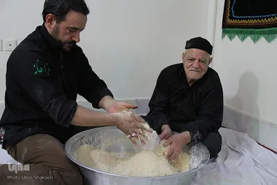 آماده سازی اوماج حلوای سنتی زنجان برای روز عاشورا