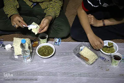 سفره افطار ساده در بوستان رضوان منطقه ۱۰ تهران