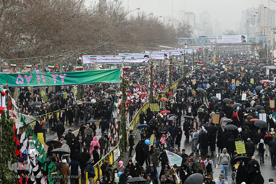 حضور در راهپیمایی 22 بهمن در کلام رهبری | نمایش اقتدار و وحدت برای افزایش اعتبار بین‌المللی