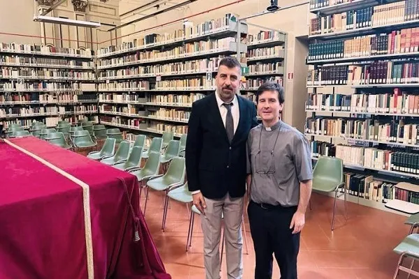 Astan Hüseyni tarafından Vatikan'a kitap koleksiyonu hediye edildi
