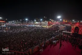 مراسم تعویض پرچم گنبد حرم حضرت اباالفضل العباس(ع) از قرمز به مشکی