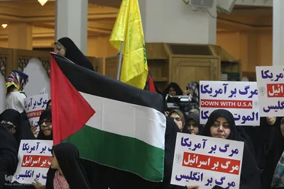 بزرگداشت شهادت سیدحسن نصرالله و عباس نیلفروشان در حرم شاهچراغ