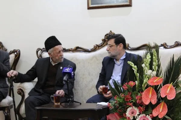 دیدار قاضی‌زاده هاشمی با پدر شهیدان «قربانی دستجردی» و شهیدان «حسینجانی»
