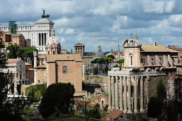Roma’da tarihi kilisenin çatısı çöktü