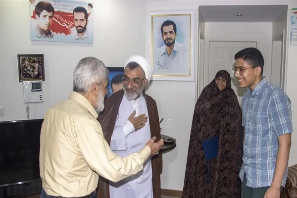 دیدار دبیر شورای عالی انقلاب فرهنگی با خانواده شهید احمدی‌روشن