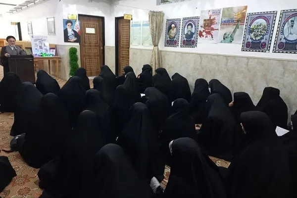 طلاب با اندیشه‌های فکری رهبر انقلاب بیشتر آشنا شوند