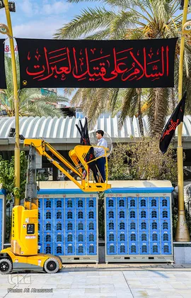 نصب پرچم های سیاه در آستان مقدس امام حسین(ع)