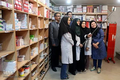 سلفی گرفتن با همکاران در  داروخانه