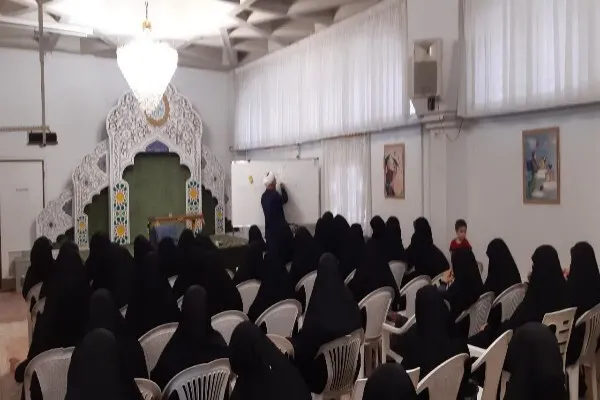 حضور بیش از ۵۰۰ بانوی قمی در کارگاه‌های تربیت فرزند حرم بانوی کرامت