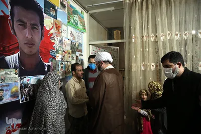 حضور  حجت الاسلام محمد قمی، رئیس سازمان تبلیغات اسلامی در منزل شهدای مدافع حرم تیپ فاطمیون در حسن آباد فشافویه