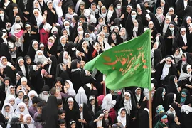 اجرای سرود «سلام فرمانده» در میدان جمهوری شهر سمنان