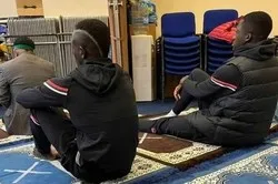 Deux footballeurs musulmans ont participé à la prière du vendredi à Liverpool