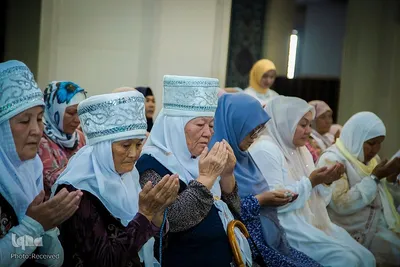 اهدای روسری به بانوان محجبه در مسجد مرکزی بیشکک