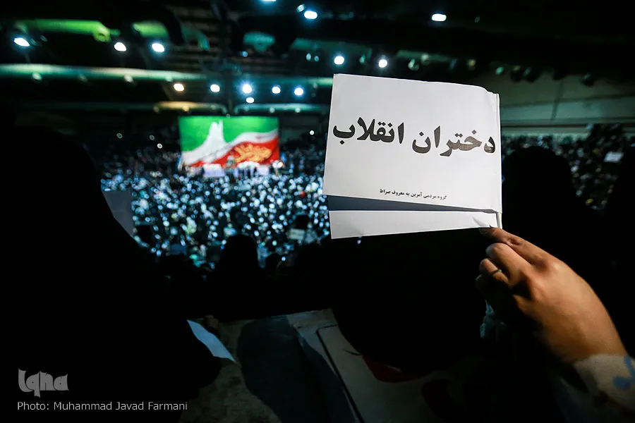 اجتماع دختران انقلاب در میدان امام حسین(ع) برای حمایت از حجاب