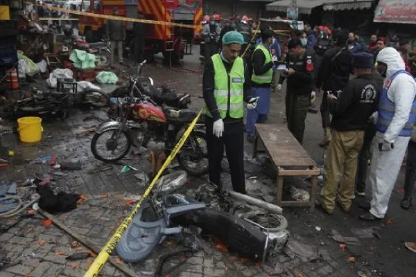 Pakistan'da bombalı saldırıda 3 kişi öldü