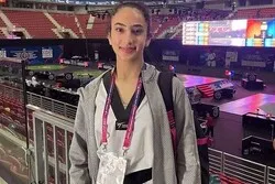 Une taekwondoka jordanienne évite son adversaire israélienne lors d'un tournoi en Bulgarie