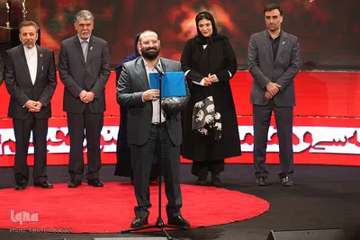 محمدحسین قاسمی، برنده سیمرغ بهترین فیلم برای شبی که ماه کامل شد در اختتامیه سی‌وهفتمین جشنواره فیلم فجر