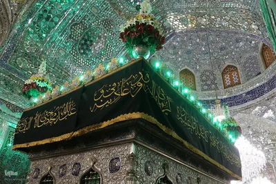 آیین سیاه‌پوشان و تعویض پرچم گنبد حرم حضرت شاهچراغ‌(ع)