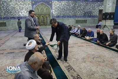 غبارروبی مضجع شریف کریمه اهل بیت توسط جامعه قرآنی کشور