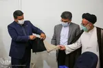 اهدای مدال جواد فروغی به موزه حرم مطهر رضوی
