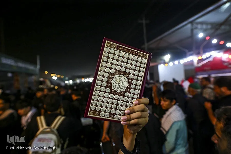 تقرير مصور | تكريم القرآن في مسيرة الأربعين الحسيني