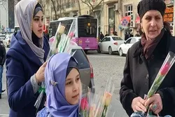 Həzrət Zəhranın (s.ə) mövludu ilə əlaqədar Bakıda gül paylanılıb - FOTO