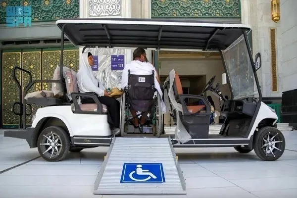 Ang mga Kariton sa Golf ay Nag-aalok ng Maginhawang Transportasyon sa mga Matanda, May Kapansanan na mga Peregrino sa Hajj sa Mekka